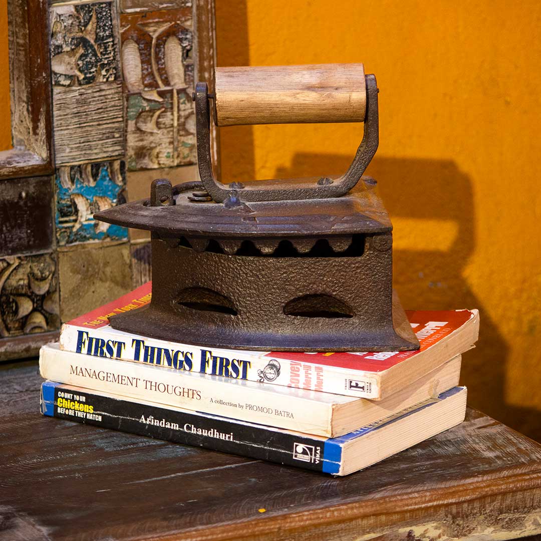 Timeless Vintage Iron with Wooden Handle Timeless Vintage Iron with Wooden Handle